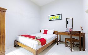 Reddoorz Syariah Near Grand Kota Bintang